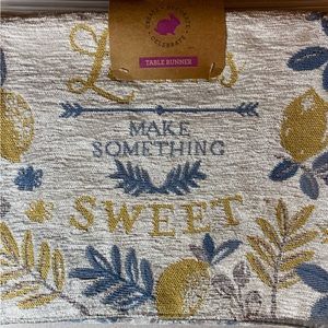 NWT Tapestry Table Runner “When Life Gives You Lemons Make Something Sweet”